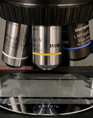 Microréacteur en silicium sous l’objectif d’un microscope Raman © Baptiste Sirjean