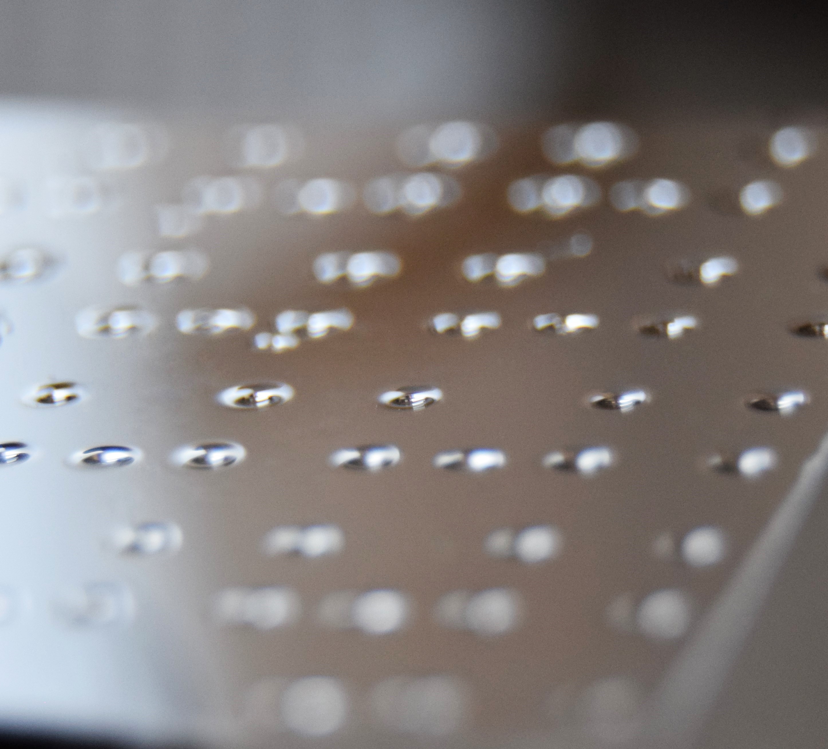 Wafer d'axicons miniatures générés par micro soufflage de verre.