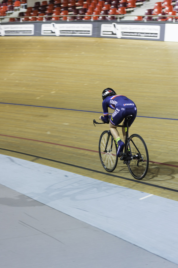 Coureuse cycliste de l’équipe de France junior réalisant un test chronométré en adoptant la position la plus aérodynamique possible. © Cyril FRESILLON/LAAS-CNRS/CNRS Photothèque 