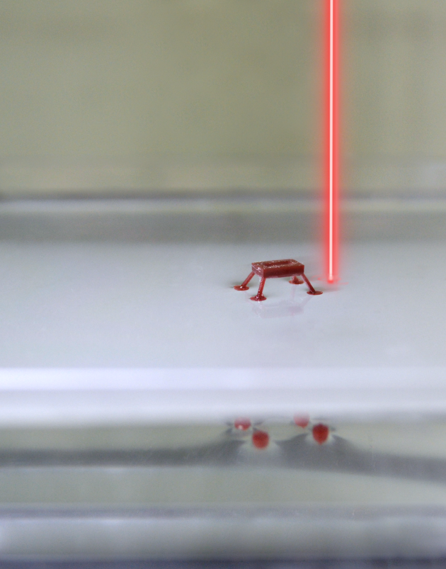 En chauffant la surface de l’eau, le laser permet au Thermobot de se déplacer. © Piñan Basualdo et al.