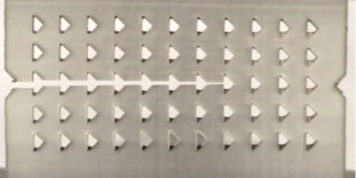 Propagation asymétrique d'une fissure (de la gauche vers la droite) dans un métamatériau comprenant une matrice et de pores de forme triangulaire. @ N. R. Brodnik et al. 