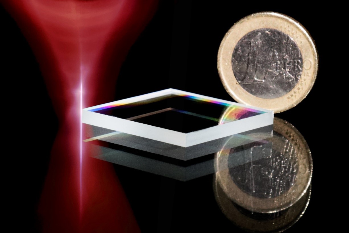 Photographie d’une plaque de verre après découpe laser, superposée avec l’image du faisceau femtoseconde à ultra-haut rapport de forme. © Rémi Meyer, FEMTO-ST, CNRS.