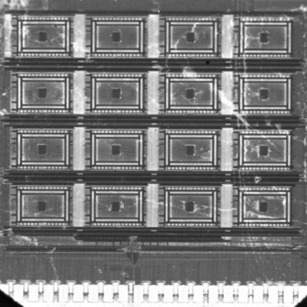 Photographie de la machine Bayésienne (dimension 2mmx2mm). Les seize blocs de memristors (apparaissant comme des carrés noirs) sont entourés de circuits à base de transistors. © Damien Querlioz (CNRS/Univ. Paris-Saclay)