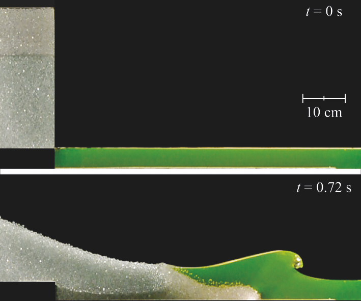 Colonne de grains s’effondrant dans l’eau et générant une vague de type tsunami en laboratoire. © FAST (CNRS/Univ. Paris Saclay)