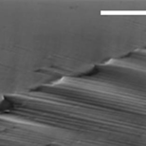 La rupture à grande vitesse du silicium monocristallin